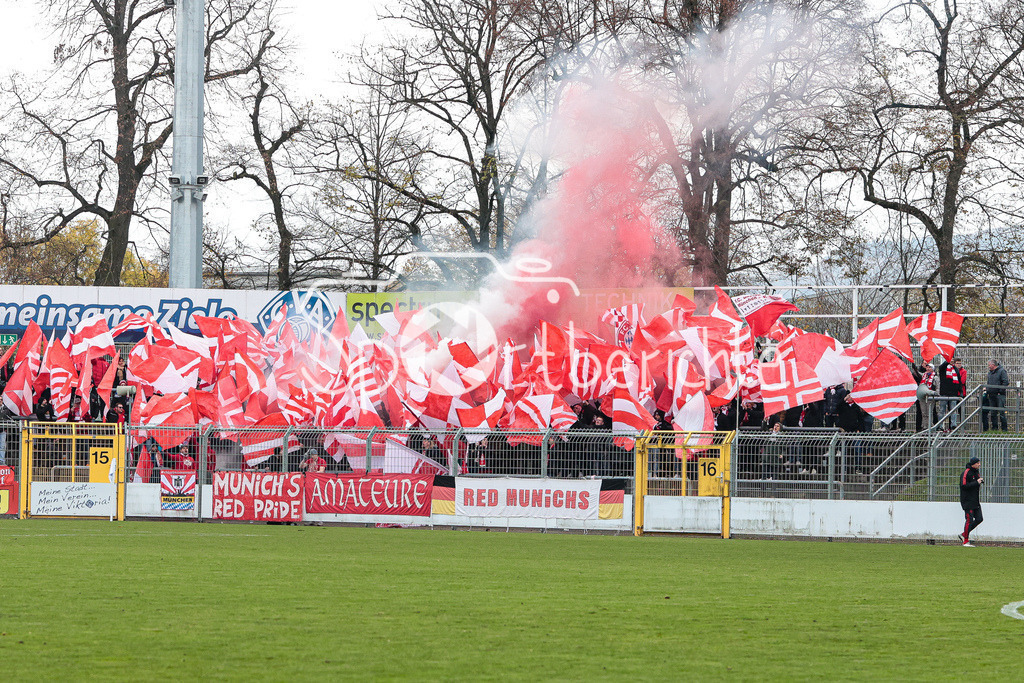 SV Vikoria Aschaffenburg - FC Bayern Amateure | Der Gaesteanhang mit Pyrotechnik im Gaestebereich von Aschaffenburg