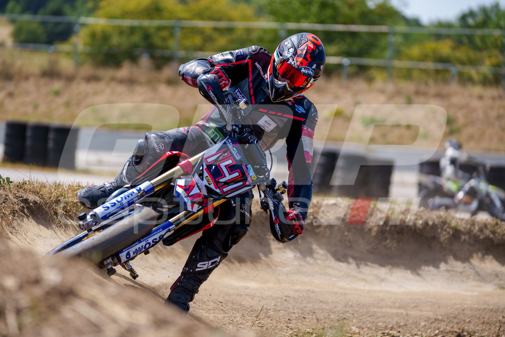 SuperMoto_Staatsmeisterschaft_Fuglau-natural-719 | GRIPcapture steht für authentische Sportfotografie in Österreich – für Momente, die mehr sind als Geschwindigkeit oder Ergebnis. Es geht um Emotion, Spannung, Fokus und den Augenblick, der oft nur einen Wimpernschlag dauert.Ob Motorsport, Teamsport oder 