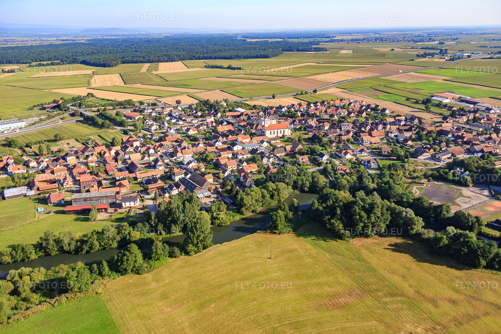 Vue aérienne: Vue du village depuis le sud, au-delà de l'Ill à Sermersheim dans le département Bas Rhin, France – .Photo: IMG_093247.jpg prise le 16/08/2016 par Werner Riehm/FLY-FOTO.eu – Résolution de l'original: 5472 x 3648 px