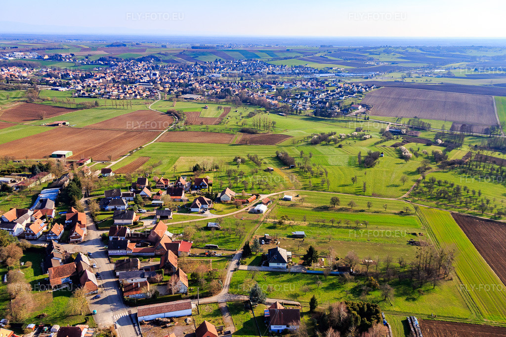 Vue aérienne: Rue Oberfald à Retschwiller dans le département Bas Rhin, France – .Photo: IMG_086667.jpg prise le 26/03/2016 par Werner Riehm/FLY-FOTO.eu – Résolution de l'original: 5472 x 3648 px