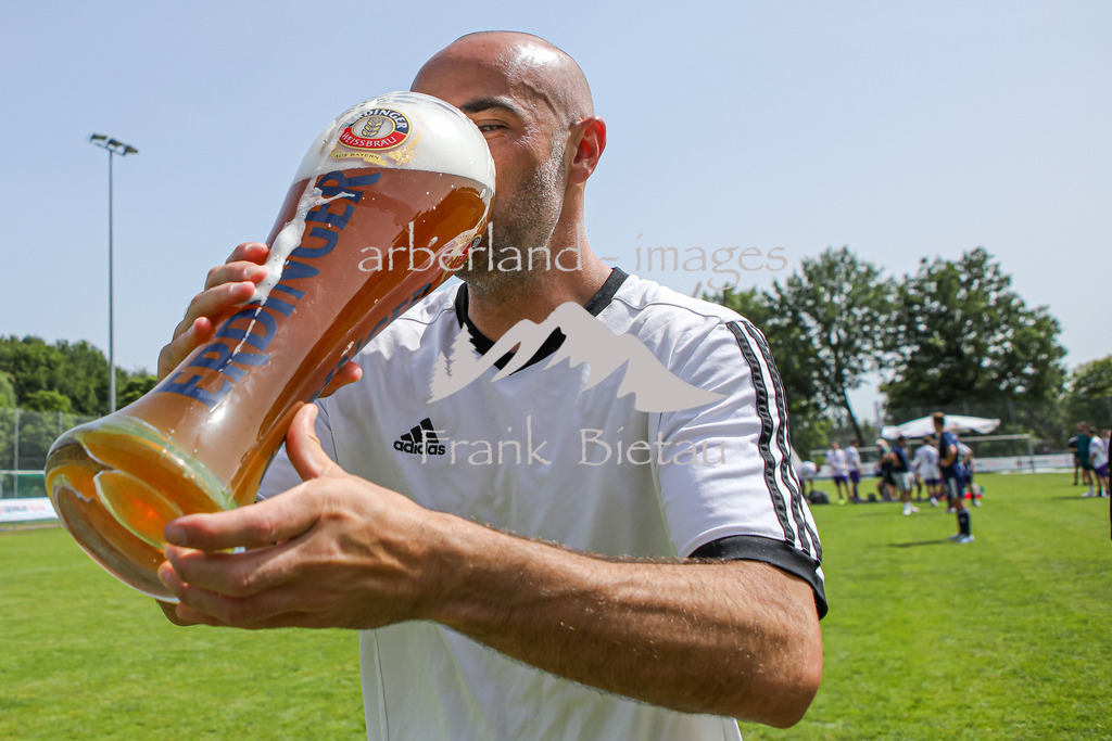 OE7A0524 | die Szenen nach dem Spiel, Feiern mit Erdinger
