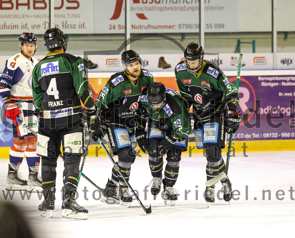 2022-10-23_043_TSV_Erding_gegen_ESC_Kempten | Erding, Deutschland, 23.10.2022:
Eishockey, Bayernliga 2022 / 2023, 7. Spieltag, TSV Erding gegen ESC Kempten, Endergebnis: 

Simon Franz (Erding Gladiators, #4), Elias Maier (Erding Gladiators, #15), Florian Zimmermann (Erding Gladiators, #5)

Foto: Christian Riedel / fotografie-riedel.net