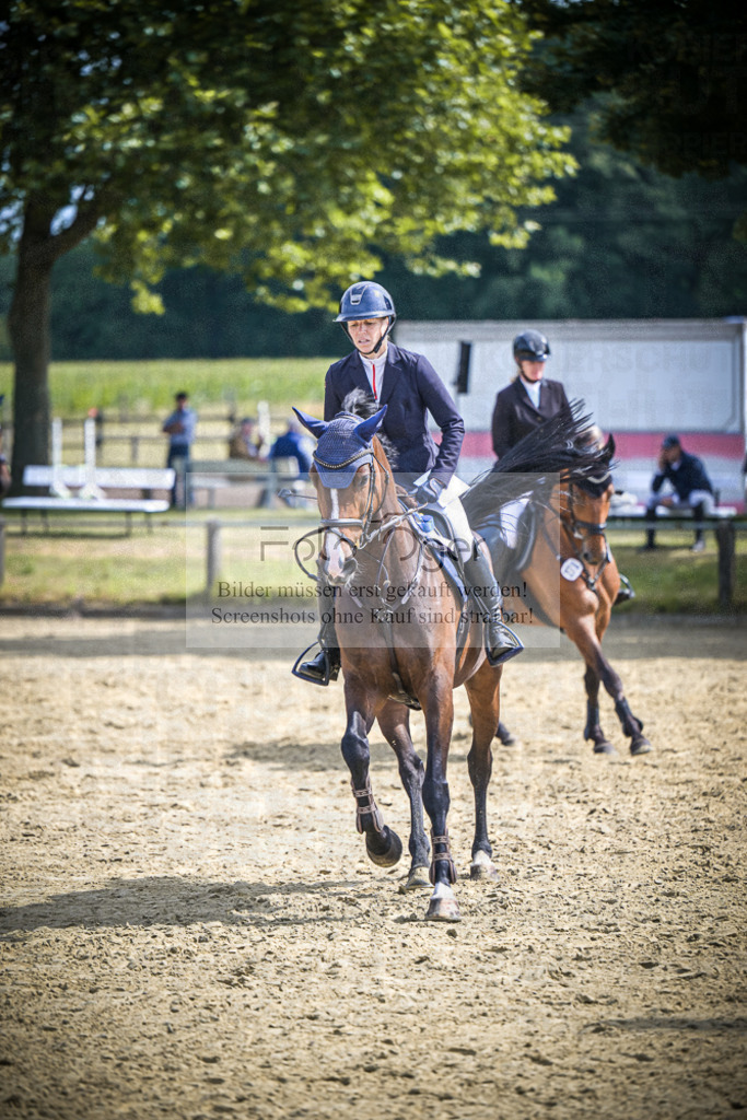 DOS_6620 | Entdecke hochwertige Reitturnierfotos von Foto Oger. Professionell, emotional und authentisch – jetzt Lieblingsmomente im Shop bestellen.Deutschlandweite Turnierfotografie. - Realisiert mit Pictrs.com