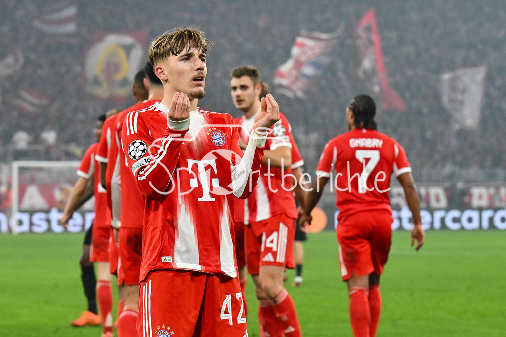FC Bayern München - Sporting Lissabon | MUNICH, GERMANY - 09. DECEMBER: Jubel der Bayern nach dem Treffer zum 2-1 durch Lennart KARL (FC Bayern Munich 42) / Tor / Torschuetze / Freude / Happy während dem Match zwischen dem FC Bayern München und Sporting Lissabon am 6. Spieltag der UEFA Champions League Ligaphase in der Allianz Arena