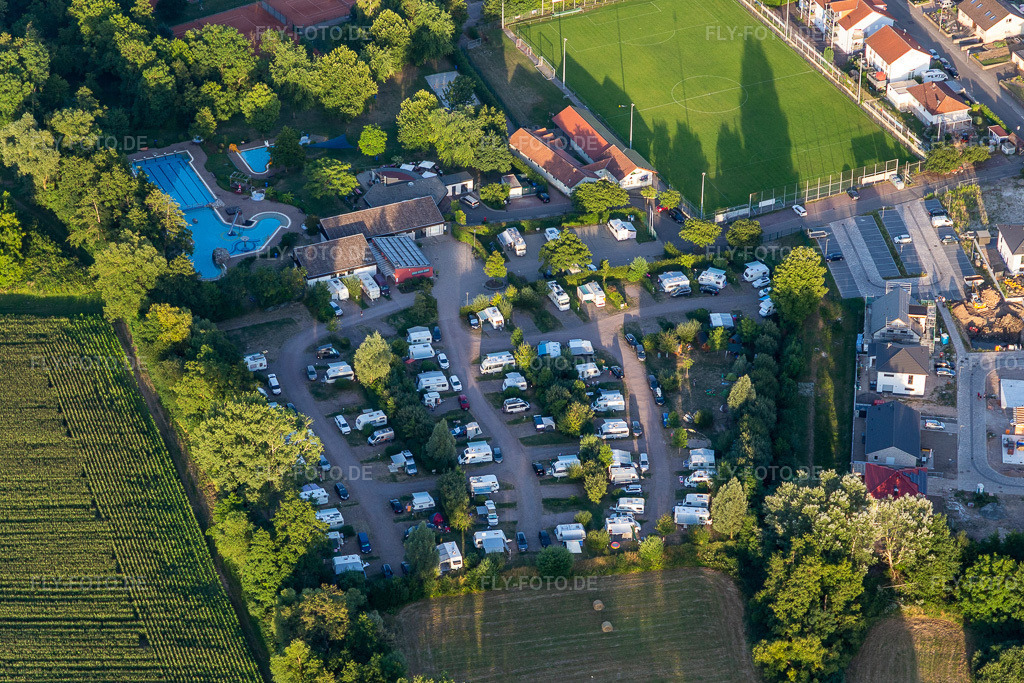 Luftbild: Camping im Klingbachtal im Ortsteil Ingenheim in Billigheim-Ingenheim im Bundesland Rheinland-Pfalz in Deutschland. Foto: IMG_133698.jpg vom 18.07.2022 durch Werner Riehm/FLY-FOTO.deStarten – CAMPING IM KLINGBACHTAL