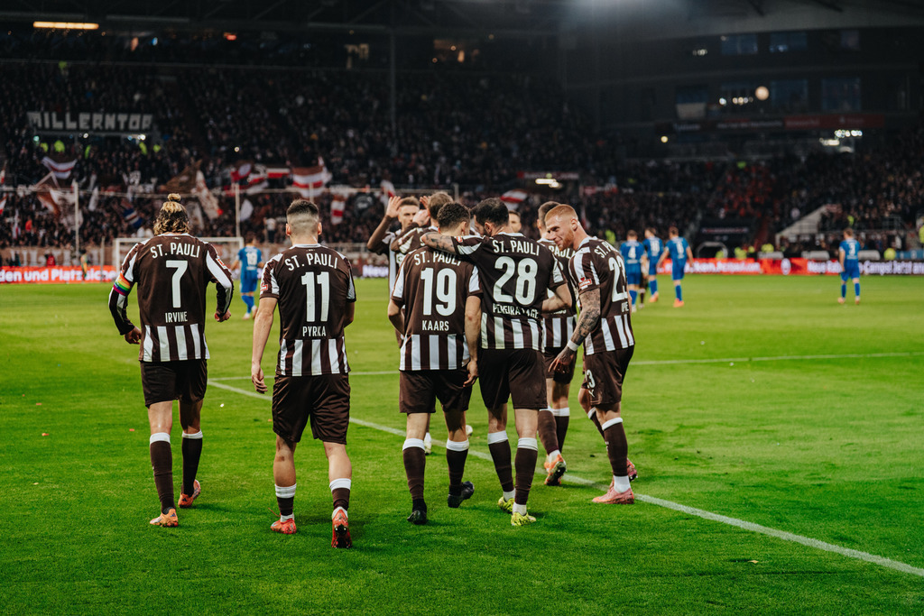 FCS01068 | Der offizielle Shop für FC St. Pauli Fotos. Wähle aus Spielszenen & Fanmomenten dein FCSP Wunschformat. Wir liefern Millerntor-Atmosphäre.