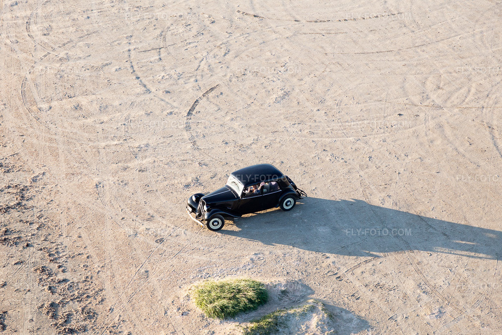 Aerial view: Citroen vintage car on the beach in Fanø in the state South Denmark, Denmark.Photo: IMG_118942.jpg taken on 09/21/2019 by Werner Riehm/FLY-FOTO.comResolution of the original: 5472 x 3648 px