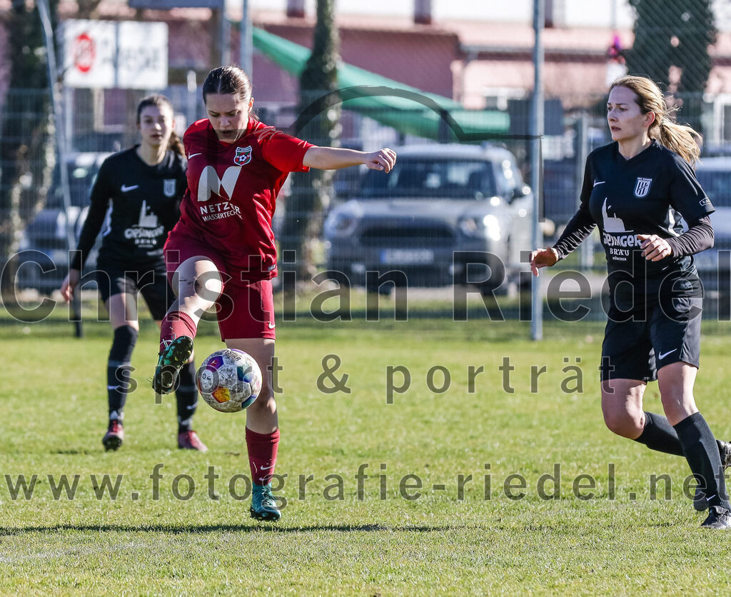 2024-02-25_059_FC_Schwaig_gegen_TSV_Eching | Oberding, Deutschland, 25.02.2024:
Fußball, Bezirksliga 2023 / 2024, Testspiel, FC Schwaig gegen TSV Eching, Endergebnis: 0:5

Medina Musliji (FC Schwaig, #5), Anna Zieglmeier (TSV Eching, #9)

Foto: Christian Riedel / fotografie-riedel.net