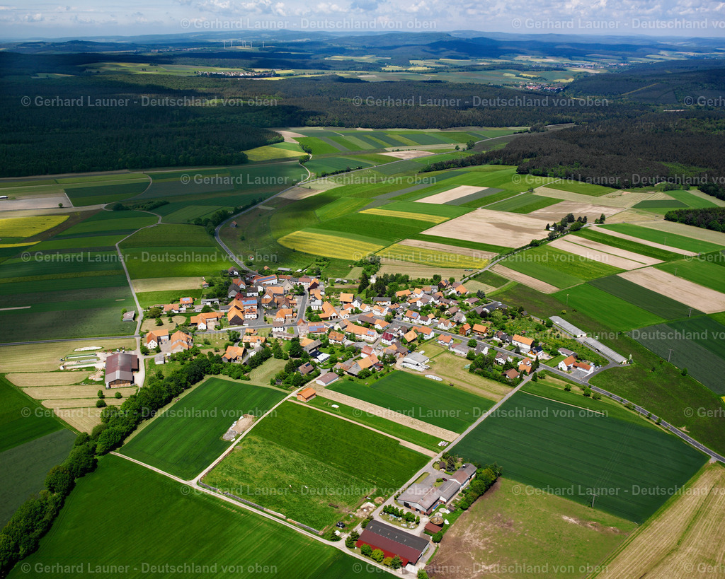 2615674 | WERNGES 09.06.2006 Landwirtschaftliche Nutzflächen und Feldgrenzen  umsäumen das Siedlungsgebiet des Dorfes in Wernges im Bundesland Hessen, Deutschland // Agricultural land and field boundaries surround the settlement area of the village  in Wernges in the state Hesse, Germany Foto: Gerhard Launer