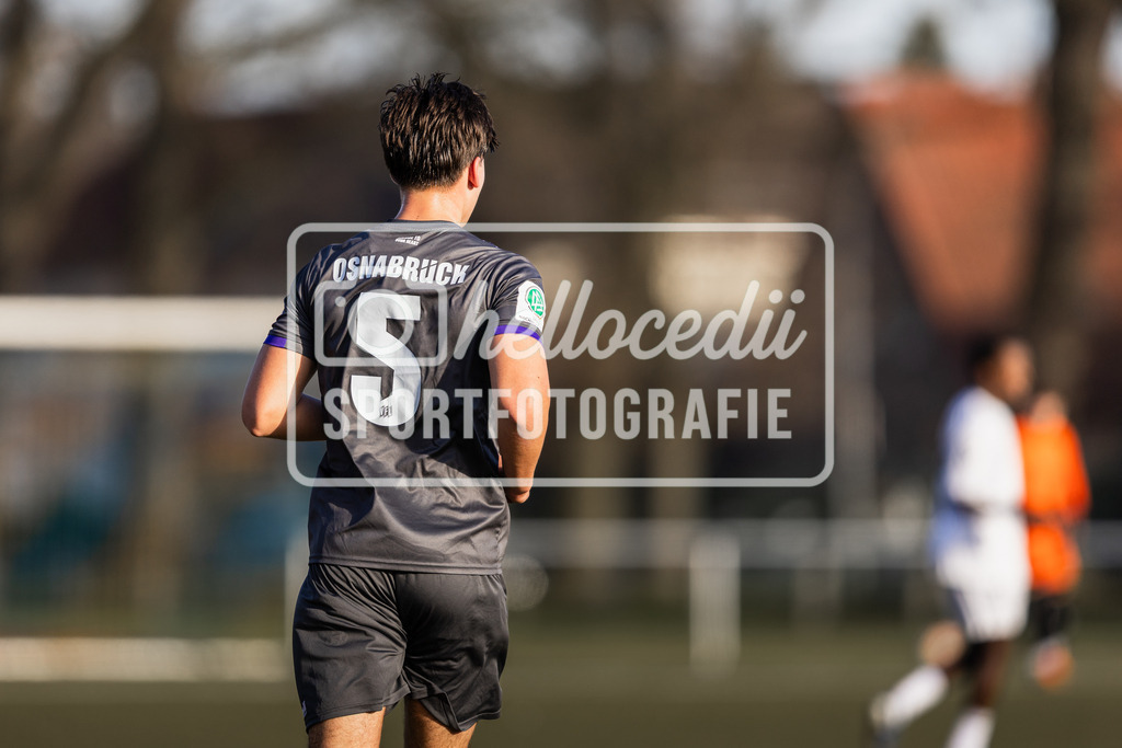 Fußball I Herren I Saison 2025-2026 I Freundschaftsspiel I VFL Osnabrück A-Junioren - JFV Bremen-054 | Henry Schulte (5, VfL Osnabrück A-Junioren) - Realisiert mit Pictrs.com