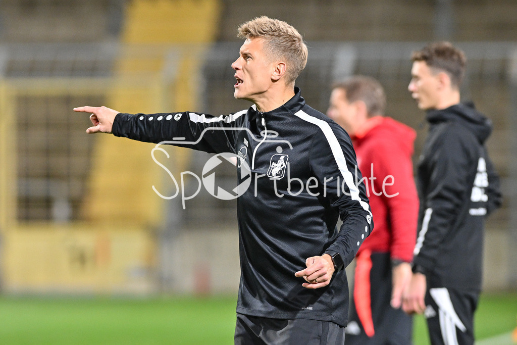 FC Bayern Amateure - TSV Schwaben Augsburg | im Bild TSV Schwaben Trainer Matthias OSTRZOLEK in Aktion / Freisteller / Einzelfoto / Regionalliga Bayern: FC Bayern Muenchen II - TSV Schwaben Augsburg, Gruenwalder Stadion am am 25.10.2024