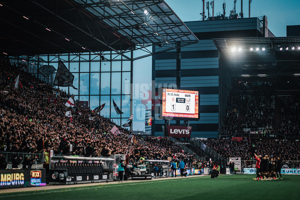Fußball | Männer | Saison 2023/2024 | 2. Fußball-Bundesliga | 31. Spieltag | FC St. Pauli vs. FC Hansa Rostock | 26.04.2024 | FC St. Pauli feiert den Sieg