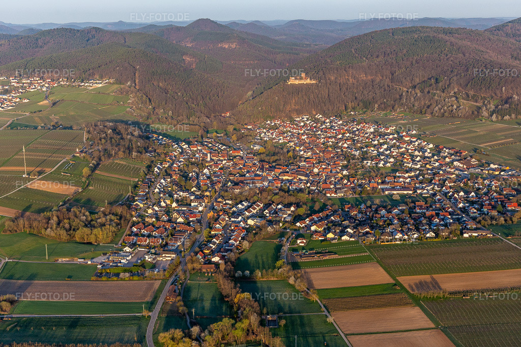 Luftbild: Im Morgenlicht in Klingenmünster im Bundesland Rheinland-Pfalz in Deutschland. Foto: IMG_126220.jpg vom 04.04.2021 durch Werner Riehm/FLY-FOTO.de