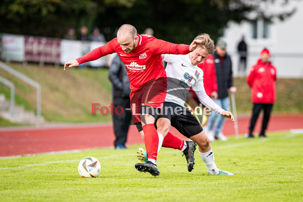 TSV Peißenberg gegen MTV Berg | Fußball Herren Kreisliga Gruppe 1 Zugspitze 2025/26 10. Spieltag, TSV Peißenberg gegen MTV Berg, 20251005,Zweikampf,2025-10-05 in Peißenberg (Sportzentrum Peißenberg), Maurus KALINKE (MTV Berg 20), Marco EISNER (TSVP 12)Copyright: WolfgangxLindner www.foto-lindner.de