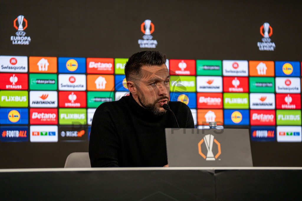 VfB Stuttgart vs. FC Porto, Fussball, Europa League, Achtelfinale, Hinspiel, 12.03.2026 | Francesco Farioli (Trainer FC Porto) bei der Pressekonferenz,VfB Stuttgart vs. FC Porto, Fussball, Europa League, Achtelfinale, Hinspiel, 12.03.2026Foto: photosbyphips/Philip Ziegler