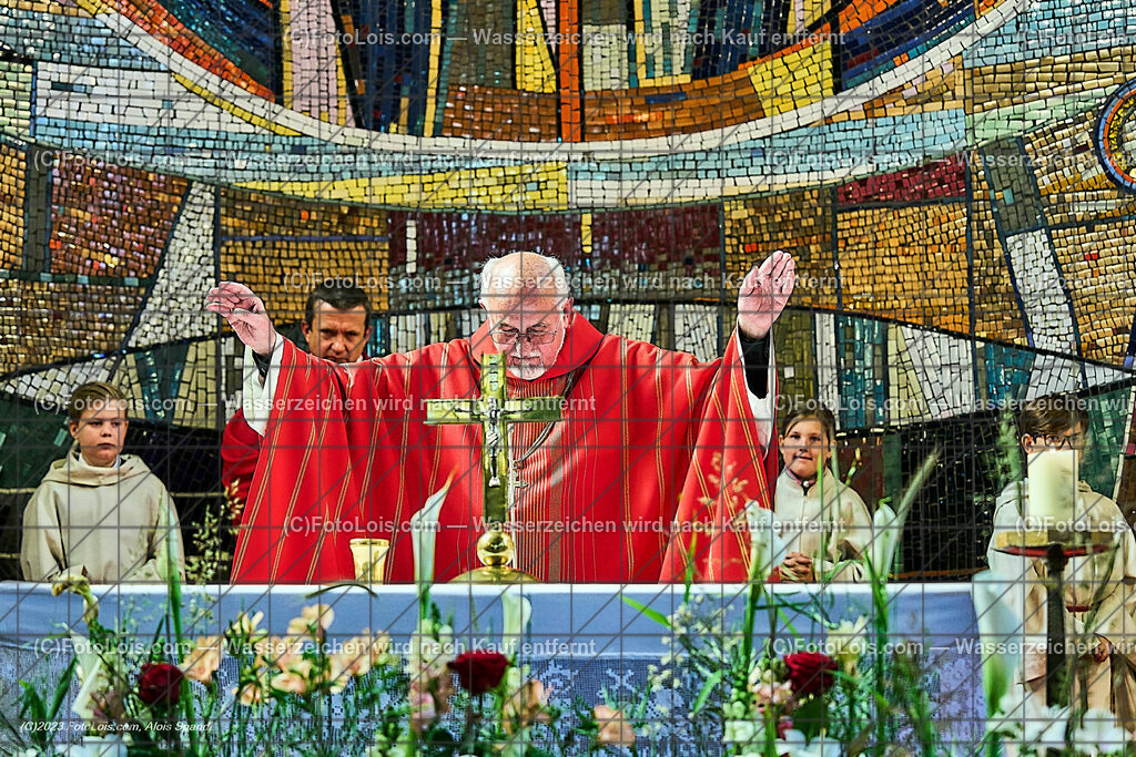 ALP2331_Pfarrfirmung Wieselburg_Gruber Eduard | (C)FotoLois.com, Alois Spandl, Pfarrfirmung in Wieselburg mit Firmspender Eduard Gruber (ehemaliger Generalvikar der Diözese St. Pölten), Sa 3. Juni 2023.