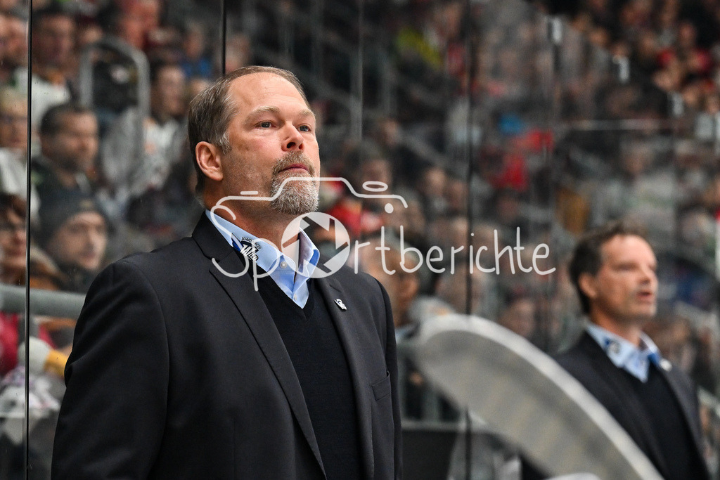 Augsburger Panther - Schwenninger Wild Wings | AUGSBURG, DEUTSCHLAND - 2. NOVEMBER: Steve WALKER headcoach Schwenninger Wild Wings beim Ligaspiel zwischen den Augsburger Panthern und den Schwenninger Wild Wings am 17. Spieltag der Penny DEL im Curt Frenzel Stadion am 02.11.2025