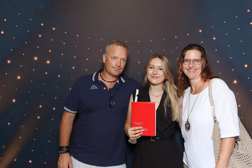 ZD260628112736-58 | Fotoshop von zweidimensional Fotografie. Ihr Fotograf im Aargau. Abzüge von Ihrem Fotobox Event bestellen.Abzüge von Ihrem Hochzeit bestellen.Abzüge von Ihrem Schulfotograf bestellen.