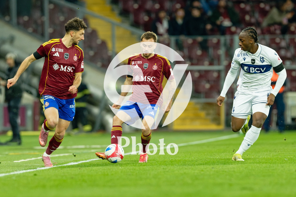 Brack Super League - Servette FC v FC Lausanne-Sport | Timothe Cognat (8 Servette FC) under pressure of Brandon Soppy (2 FC Lausanne-Sport) Miroslav Stevanovic (9 Servette FC)  during the Brack Super League match between Servette FC and FC Lausanne-Sport at Stade de Geneve in Geneva, Switzerland