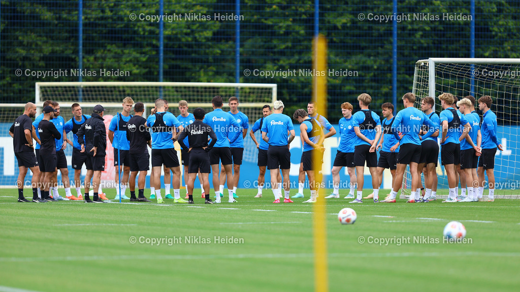 NH_HolsteinKiel_Training_29072025 | Die Mannschaft von Holstein Kiel im Teamkreis vor dem Training.Fußball I Herren I Training I Saison 2025-2026 I Holstein Kiel I 29.07.2025 I Citti-Fußballpark