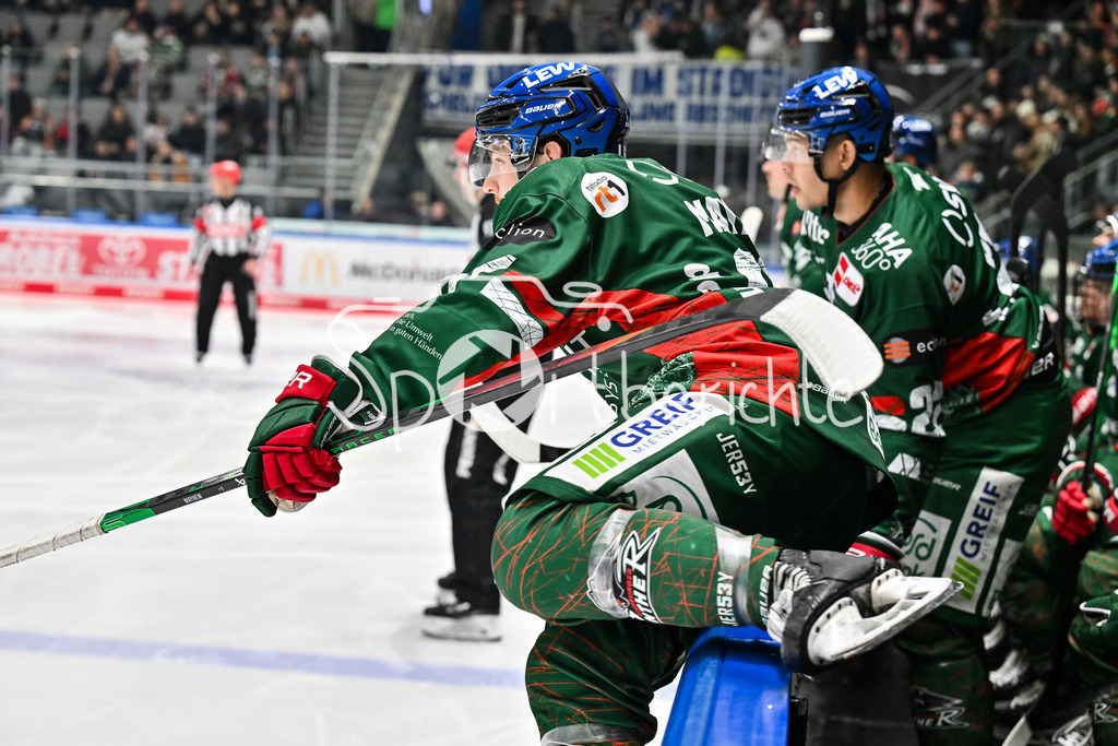 Augsburger Panther - Dresdner Eislöwen | AUGSBURG, GERMANY - 04. DECEMBER: im Bild Kyle MAYHEW (Augsburger Panther 27) bei einem Sprung über die Bande während dem Match zwischen den Augsburger Panthern und den Dresdner Eislöwen am 25 Spieltag der PENNY DEL im Curt Frenzel Stadion