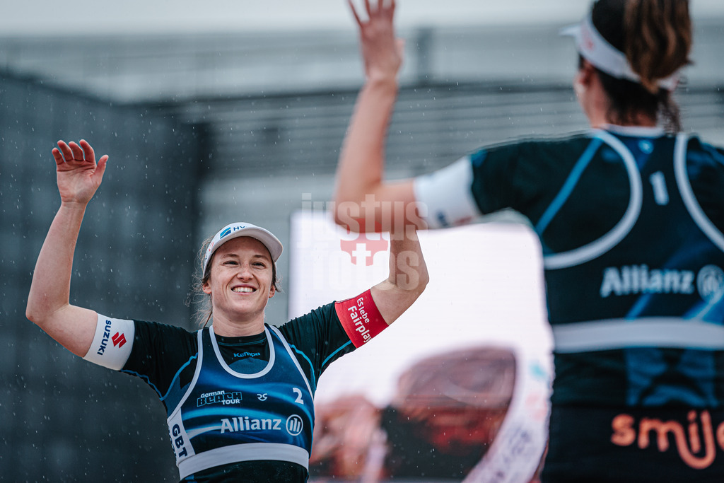 Beachvolleyball | Frauen | German Beach Tour 2024 | Tourstop Bremen | 08.06.2024 | Katharina 'Kathi' Schützenhöfer (AUT) läuft in die Arena ein bei Regen