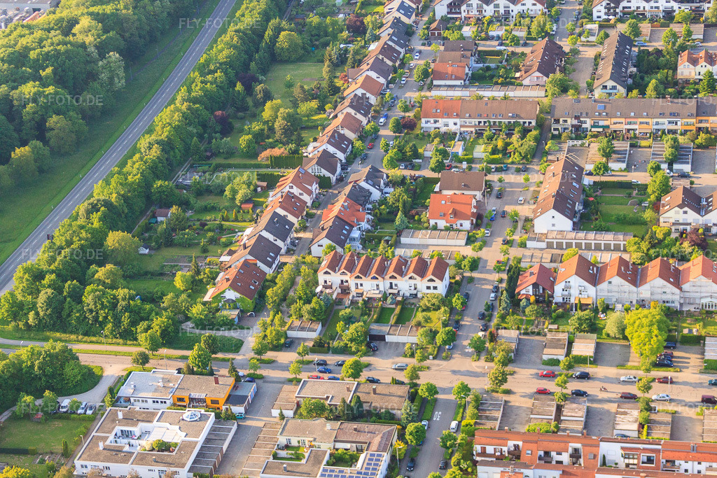 Luftbild: Im Säuterich im Ortsteil Aue im Ortsteil Durlach in Karlsruhe im Bundesland Baden-Württemberg in Deutschland. Foto: IMG_27426.jpg vom 23.05.2010 durch Werner Riehm/FLY-FOTO.de
