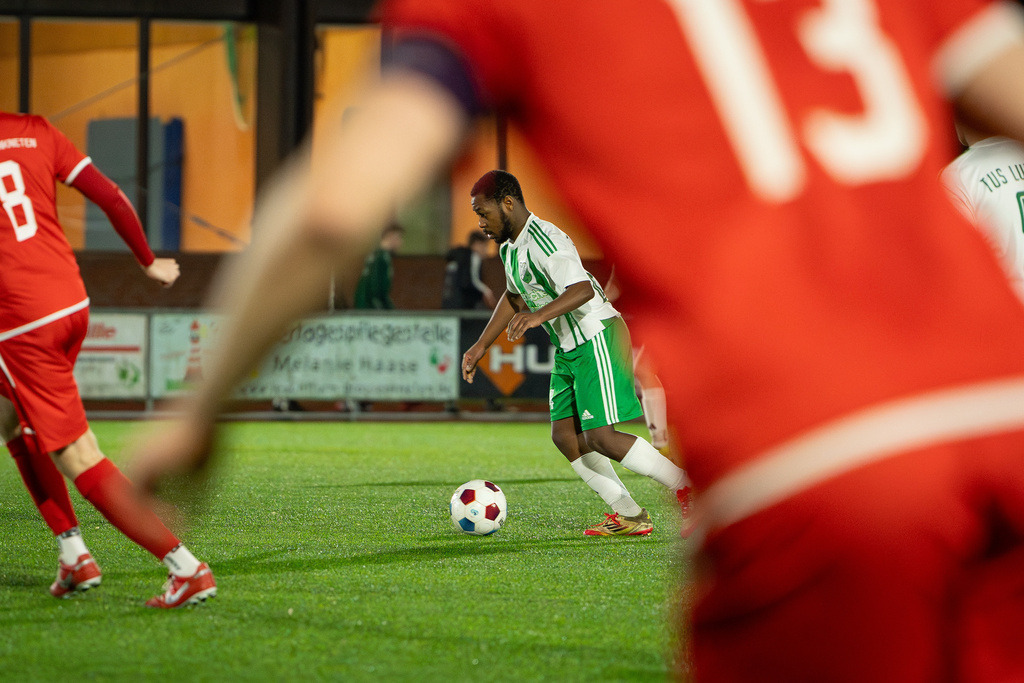 Fußball I Herren I Saison 2025-2026 I Freundschaftsspiel I TSV Grossenkneten - TuS Lutten I 0742 | Armel-Thomas Ashiagbor (24, TuS Lutten) - Realisiert mit Pictrs.com