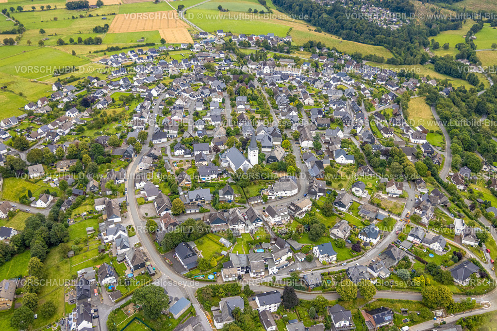 Warstein240712955Hirschberg | Luftbild, Wohngebiet Ortsansicht Hirschberg mit kath. Kirche St. Christophorus, Hirschberg, Warstein, Sauerland, Nordrhein-Westfalen, Deutschland