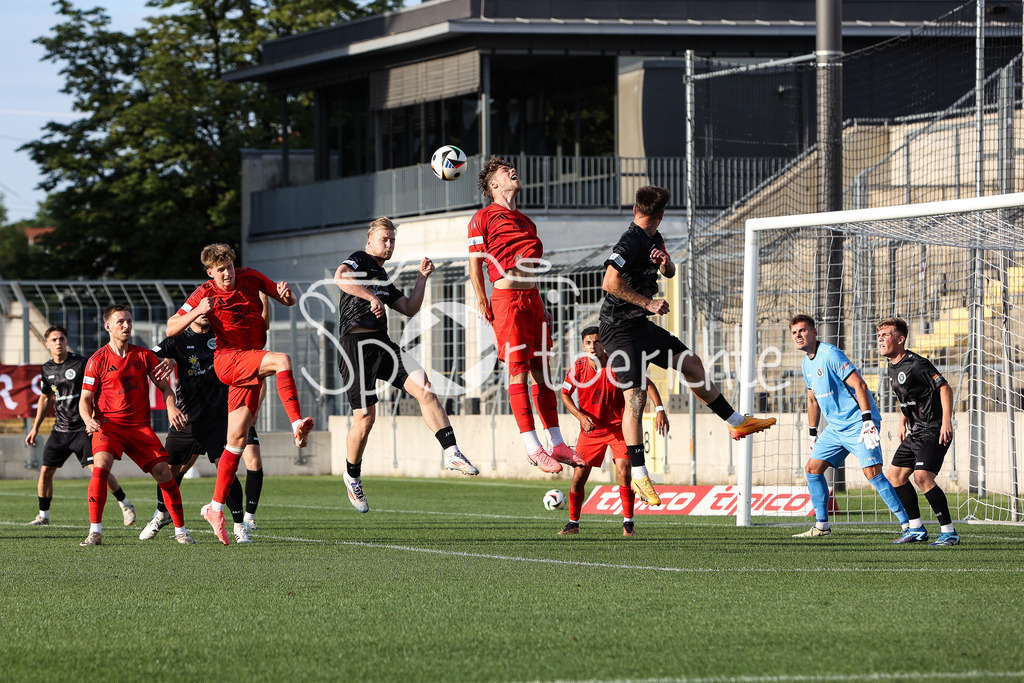 FC Bayern Amateure - SpVgg Ansbach | Eckball fuer die Bayern bring nichts ein