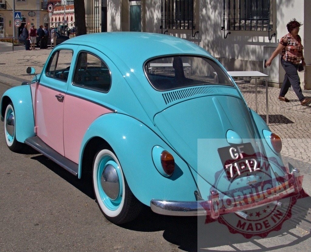 Turquoise and pink Volkswagen Beetle parked on a street in Lisbon | Classic Volkswagen Beetle with a two-tone paint job parked on a Lisbon street, showcasing its vintage charm - Realisiert mit Pictrs.com