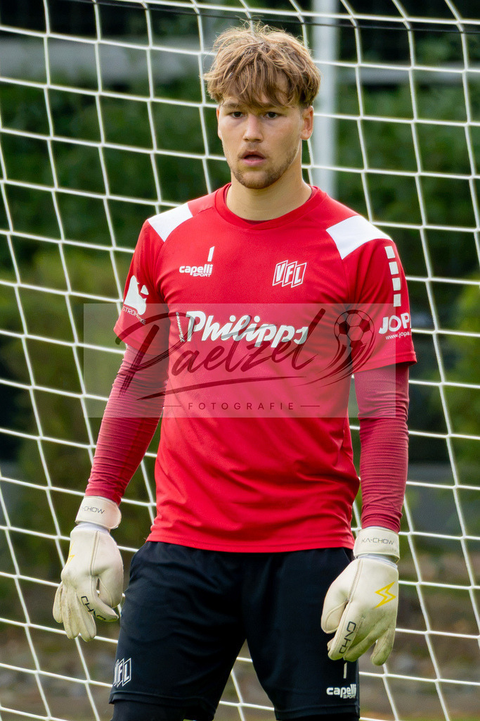 20260909_TRAOSN_0569_1 | Fußball, Herren: Torhüter Niklas Sauter (VfL Osnabrück) schaut beim Training des VfL Osnabrück am 09.09.2026 im Sportpark Illoshöhe in Osnabrück, Deutschland.(Foto von Nico Paetzel) - Realisiert mit Pictrs.com