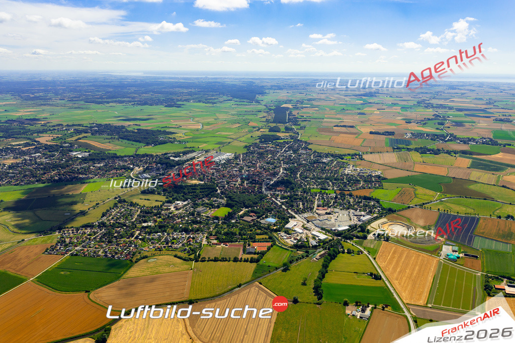 Das Luftbild der Stadt Meldorf wurde 2022 vom Flugzeug heraus erstellt (keine Drohnen-Aufnahmen) Aufnahmehöhe ca.450 Meter- hohe Bildauflösung und Druck-Qualität. Garantiert!