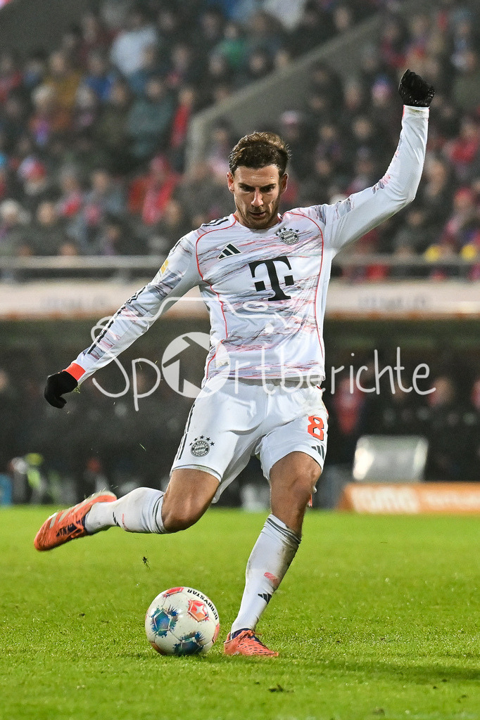 1. FC Heidenheim - FC Bayern München | HEIDENHEIM, GERMANY - 21. DECEMBER: im Bild ein Torschuss von Leon GORETZKA (FC Bayern Munich 8) / während dem Bundesligamatch zwischen dem 1. FC Heidenheim und dem FC Bayern München am 15. Spieltag in der Voith-Arena / DFL REGULATIONS PROHIBIT ANY USE OF PHOTOGRAPHS AS IMAGE SEQUENCES AND/OR QUASI-VIDEO