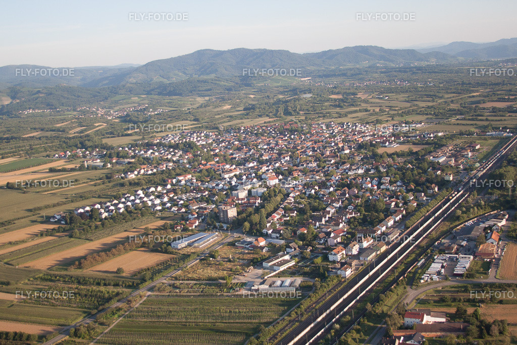 Ortsansicht der Straßen und Häuser der Wohngebiete | Luftbild: Ortsansicht der Straßen und Häuser der Wohngebiete im Ortsteil Urloffen in Appenweier im Bundesland Baden-Württemberg in Deutschland. Foto: IMG_59298.jpg vom 15.08.2013 durch Werner Riehm/FLY-FOTO.de - Realisiert mit Pictrs.com