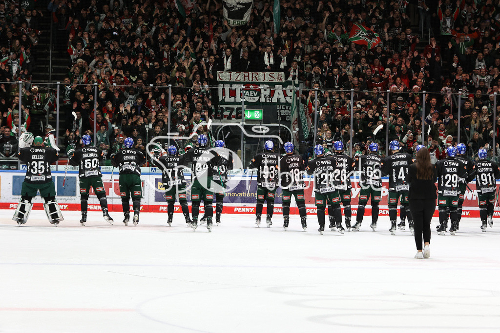 Augsburger Panther - Kölner Haie  | Die Spieler der Augsburger Panther feiern zusammen mit den Fans den 4-1 Heimsieg ueber die Koelner Haie