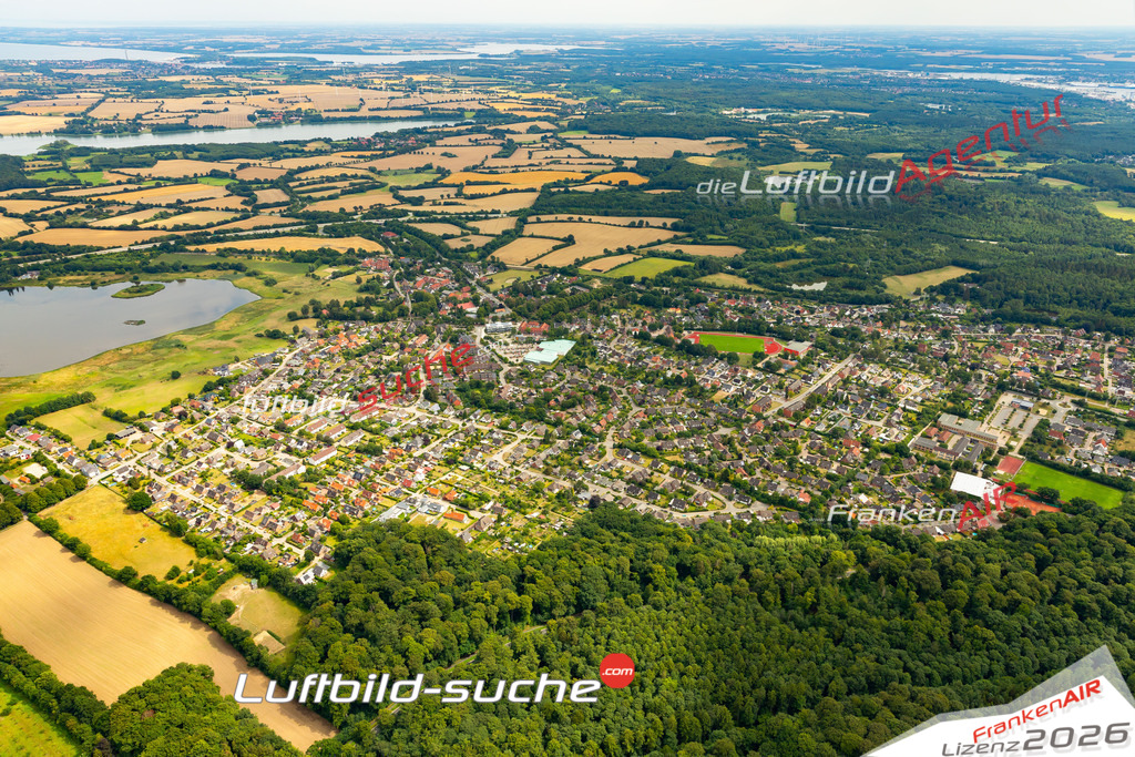 Das Luftbild der Stadt Ratekau wurde 2022 vom Flugzeug heraus erstellt (keine Drohnen-Aufnahmen) Aufnahmehöhe ca.450 Meter- hohe Bildauflösung und Druck-Qualität. Garantiert!