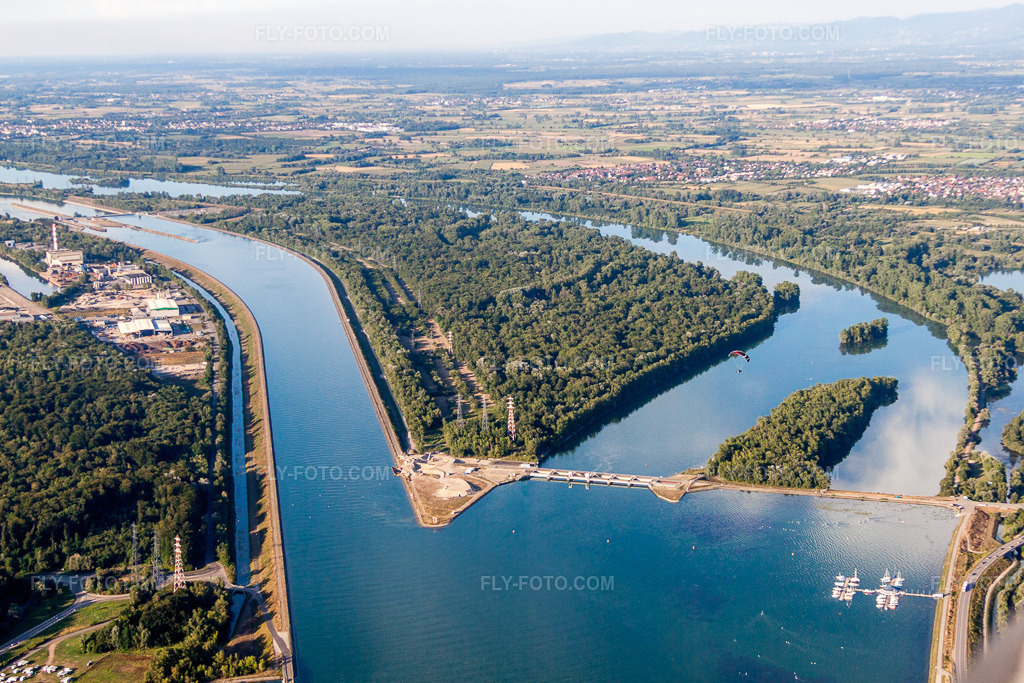 Aerial view: Bridges to the island and the Ile du Rohrschollen nature reserve between the Canal d'Alsace and the Rhine in Strasbourg in the district Port du Rhin Sud in Straßburg in the state Bas-Rhin, France. – Photo: IMG_59512.jpg taken on 08/16/2013 by Werner Riehm/FLY-FOTO.com – Resolution of the original: 4752 x 3168 px