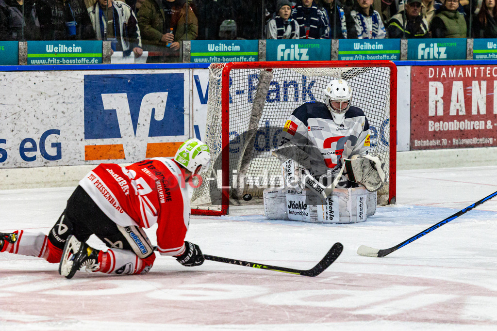 Spiel 1 Viertelfinale TSV Peißenberg Miners vs HC Landsberg Riverkings | Eishockey Bayernliga Playoffs 2023/2024, Spiel 1 Viertelfinale TSV Peißenberg Miners vs HC Landsberg Riverkings, 20240216,
Tor Dominic KRABBAT (Miners 87),
2024-02-16 in Peißenberg (Eisstadion)
87 Dominic KRABBAT (Miners 87), 33 Michael GÜßBACHER (HCL Goali 33)
Copyright: WolfgangxLindner foto-lindner.de