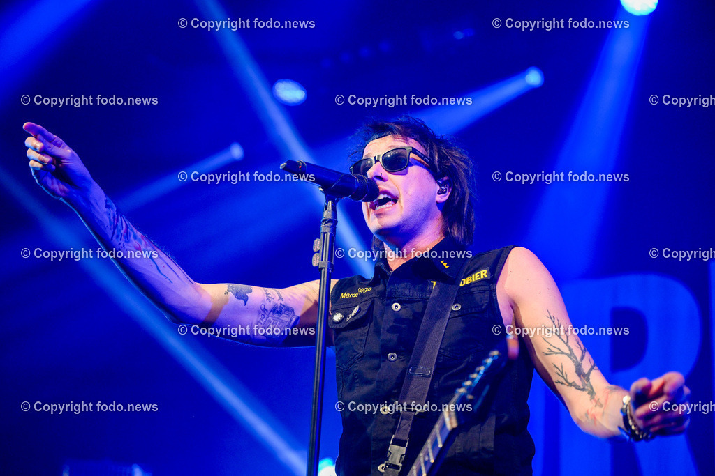 Posthof_ Turbobier_ Konzert_ 15.03.2024-35 | 15.03.2024, Linz, AUT, Posthof, Konzert Turbobier, im Bild Marco Pogo alias Dominik Wlazny (Saenger, Konzepter und Songwriter,  Gitarrist der oesterreichischen Punk-Rock-Band Turbobier, weiters Politiker der Bierpartei, Bezirksrat in Wien Simmering, Praesidentschaftskandidat, Arzt, Mediziner)