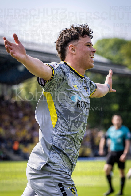 German 3rd Division, Viktoria Koeln vs. Alemannia Aachen, 10.05.2026 | KOELN, GERMANY - MAY 10, 2026: Faton Ademi (Alemannia Aachen, 36) celebrates scoring his team's first goal with teammates during the 3rd division match on gameday 37 between Viktoria Koeln vs. Alemannia Aachen at the Sportpark Hoehenberg on May 10, 2026 in Koeln, Germany. DFL REGULATIONS PROHIBIT ANY USE OF PHOTOGRAPHS AS IMAGE SEQUENCES AND/OR QUASI-VIDEO.