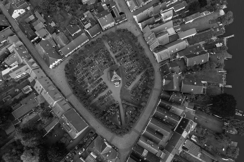 fischer-2020-439 | Blick auf die Fischersiedlung Holm in Schleswig mit Friedhof und Kapelle im Zentrum - Realisiert mit Pictrs.com