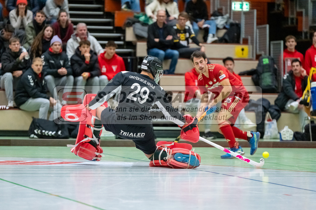 HK_20241214_100315 | 1. Bundesliga Halle Herren Crefelder HTC - Rot-Weiss Köln am 14.12.2024 Halle Glockenpitz, Krefeld , Elian Mazkour ( Rot-Weiss Köln #26 ) , Joshua Onyekwue Nnaji Torwart ( Crefelder HTC #29 )
