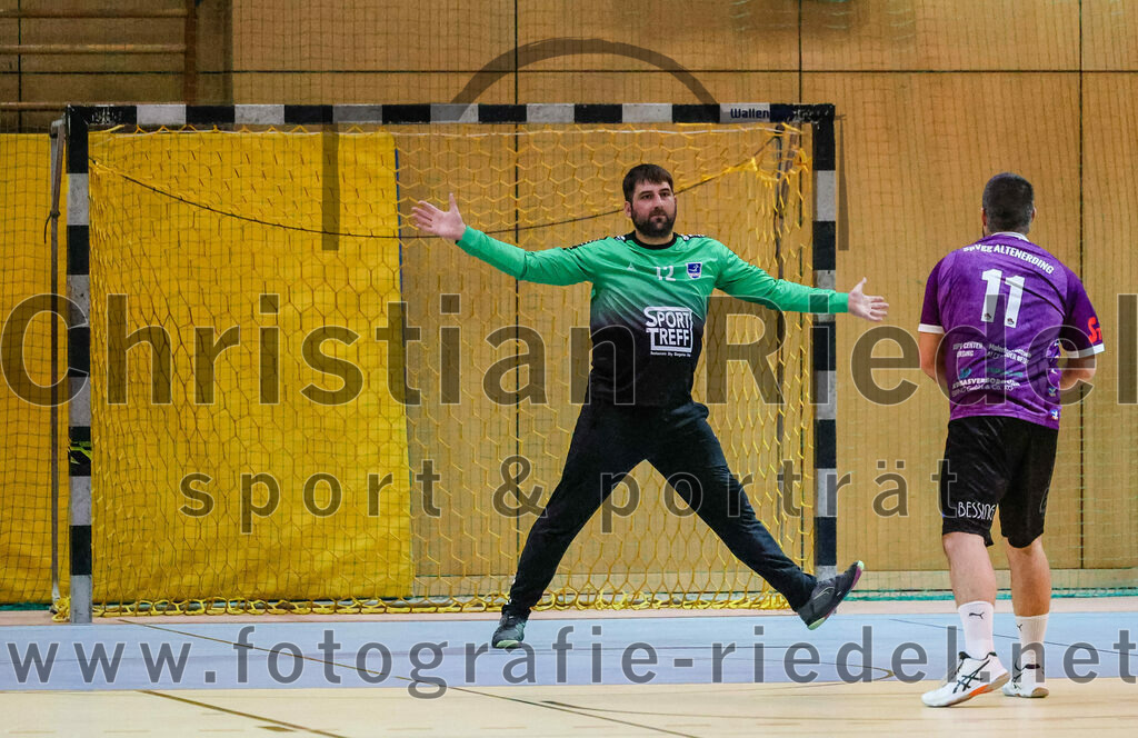 2023-11-11_070_SpVgg_Altenerding_gegen_HC_Donau-Paar | Erding, Deutschland, 11.11.2023:
Handball, Bezirksoberliga Männer 2023 / 2024, 7. Spieltag, SpVgg Altenerding gegen HC Donau/Paar, Endergebnis: 44:32

Joachim Murgg (HC Donau/Paar, #12), Christian Loris (SpVgg Altenerding, #11)

Foto: Christian Riedel / fotografie-riedel.net