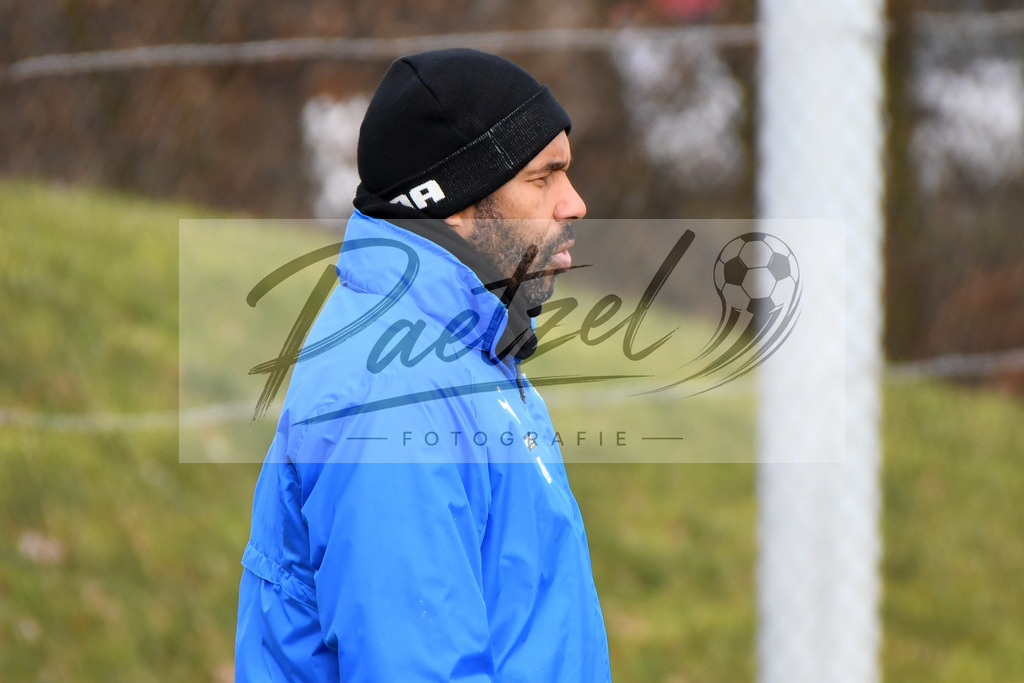20200130_TRAOSN_0061 | Fußball, Herren: Trainer Daniel Thioune (VfL Osnabrueck) schaut waehrend der Trainingseinheit des VfL Osnabrueck im Sportpark Illoshoehe am 30.01.2020 in Osnabrueck, Deutschland. - Realisiert mit Pictrs.com