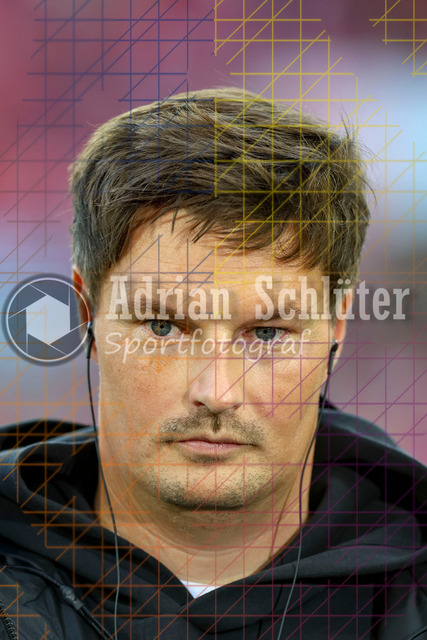 1. FC Köln vs Hamburger SV - 1. Bundesliga  | Köln, Deutschland, 02.11.25:   Trainer Merlin Polzin (Hamburger SV) schaut waehrend des Spiels der Bundesliga zwischen  1. FC Köln vs Hamburger SV in der RheinEnergieStadion(Foto von Brauer-Fotoagentur / Adrian Schlueter)