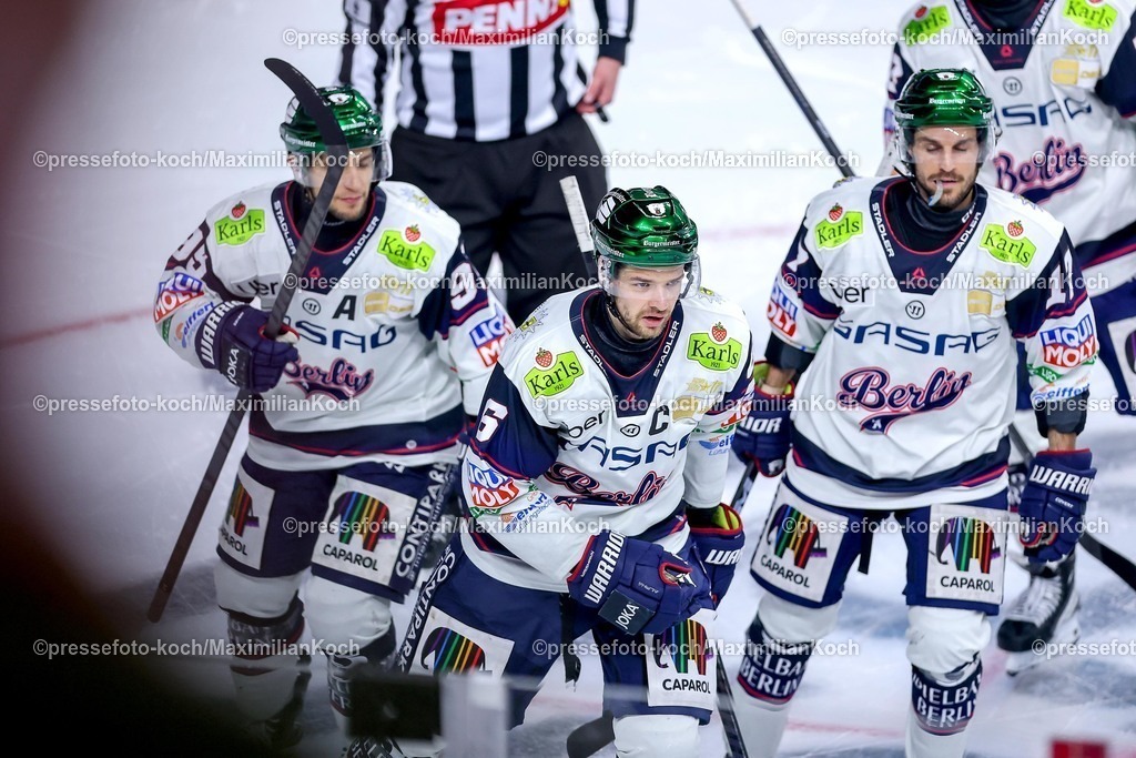 KEC15042601117 | 15.04.2026, Eishockey, DEL Halbfinale Play-Offs, Kölner Haie - Eisbären Berlin, Spiel 4, Lanxess-Arena Köln: Torjubel nach dem Tor zum 2:1 durch Torschütze Kai Wissmann (Eisbären Berlin #06)  zusammen mit  Frederik Tiffels (Eisbären Berlin #95) Jean-Sebastien Dea (Eisbären Berlin #17) 