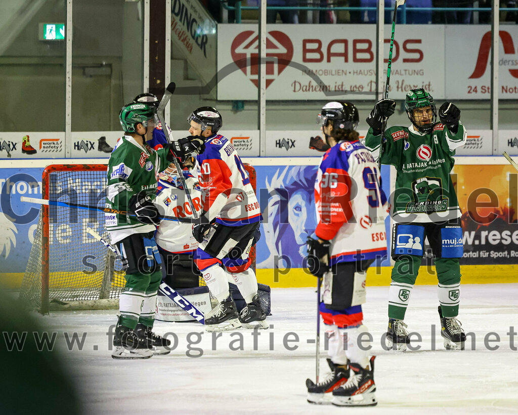 2023-11-03_007_TSV_Erding_gegen_ESC_Dorfen | Erding, Deutschland, 03.11.2023:
Eishockey, Bayernliga Vorrunde 2023 / 2024, 6. Spieltag, TSV Erding gegen ESC Dorfen, Endergebnis: 11:3

Jubel nach dem 1:0 durch Daniel Krzizok (Erding Gladiators, #18)
Torwart Maximilian Englbrecht (ESC Dorfen, #45), Thomas Rott (ESC Dorfen, #20), Lynnden Pastachak (ESC Dorfen, #96), Daniel Krzizok (Erding Gladiators, #18)

Foto: Christian Riedel / fotografie-riedel.net