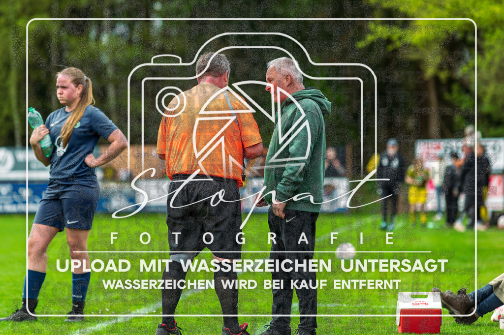 DZC_0617-Verbessert-RR | Adam Labus (Schiedsrichter) und Sven Koch (SG Wohlde/Sudwinsen 1 - Trainer) beim Damen Kreispokal Halbfinale HK/CE zwischen SG Fulde und SG Wohlde/Sudwinsen im Fulder Zentralstadion, Fulde (Simon Paul Stopat) - Realisiert mit Pictrs.com