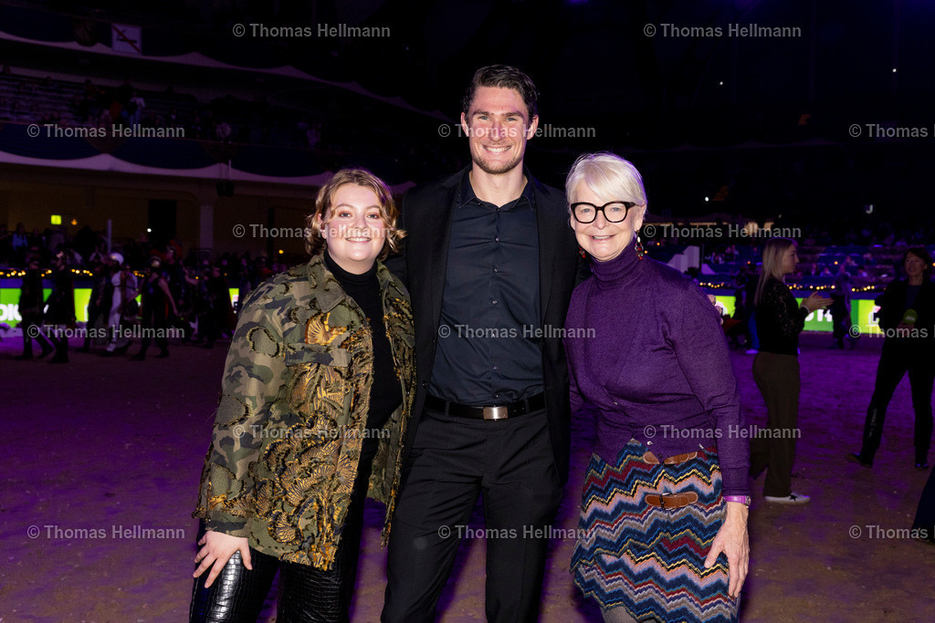TH_Schauwettkampf_ Liselott Marie_ Ann-Kathrin Linsenhoff_23396 | Schauwettkampf, Liselott Marie, Ann-Kathrin Linsenhoff beim Festhallen Reitturnier Frankfurt 2024 am 19.12.24 in Frankfurt, Festhalle